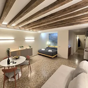 Cozy With Canal View , Venice Italy