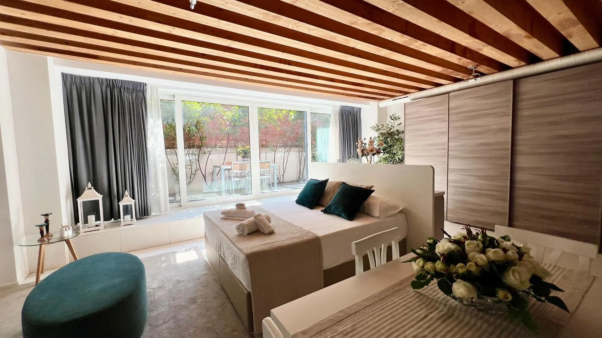 Contacten van Venice Lucky House